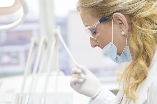 What are the benefits of visiting a dental hygienist?